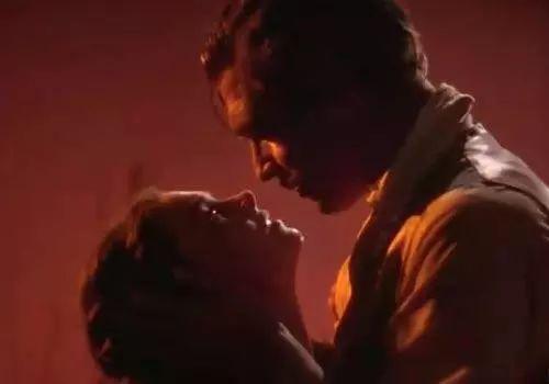 欧美舌尖之吻视频下载,浪漫瞬间，一触即发的激情下载