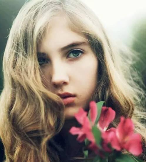 欧美女生读书的视频,探索知识世界的独特魅力