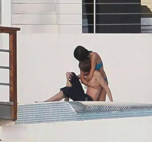 女友吃瓜被抱走视频,女友吃瓜瞬间被神秘人抱走