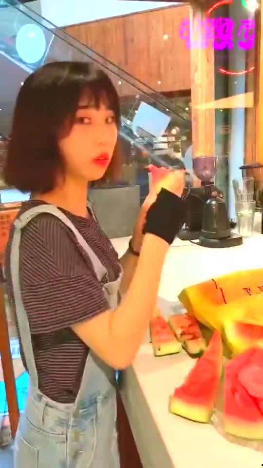 女友吃瓜被抱走视频,女友吃瓜瞬间被神秘人抱走